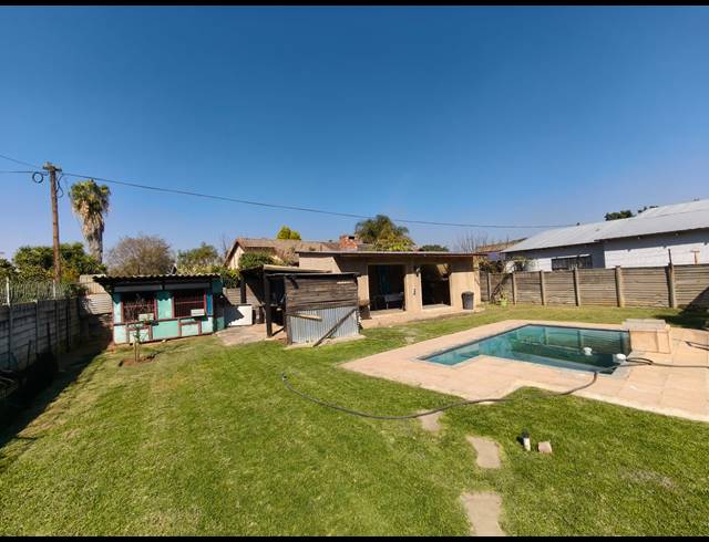 4 BEDROOM HOUSE FOR SALE IN OOS EINDE